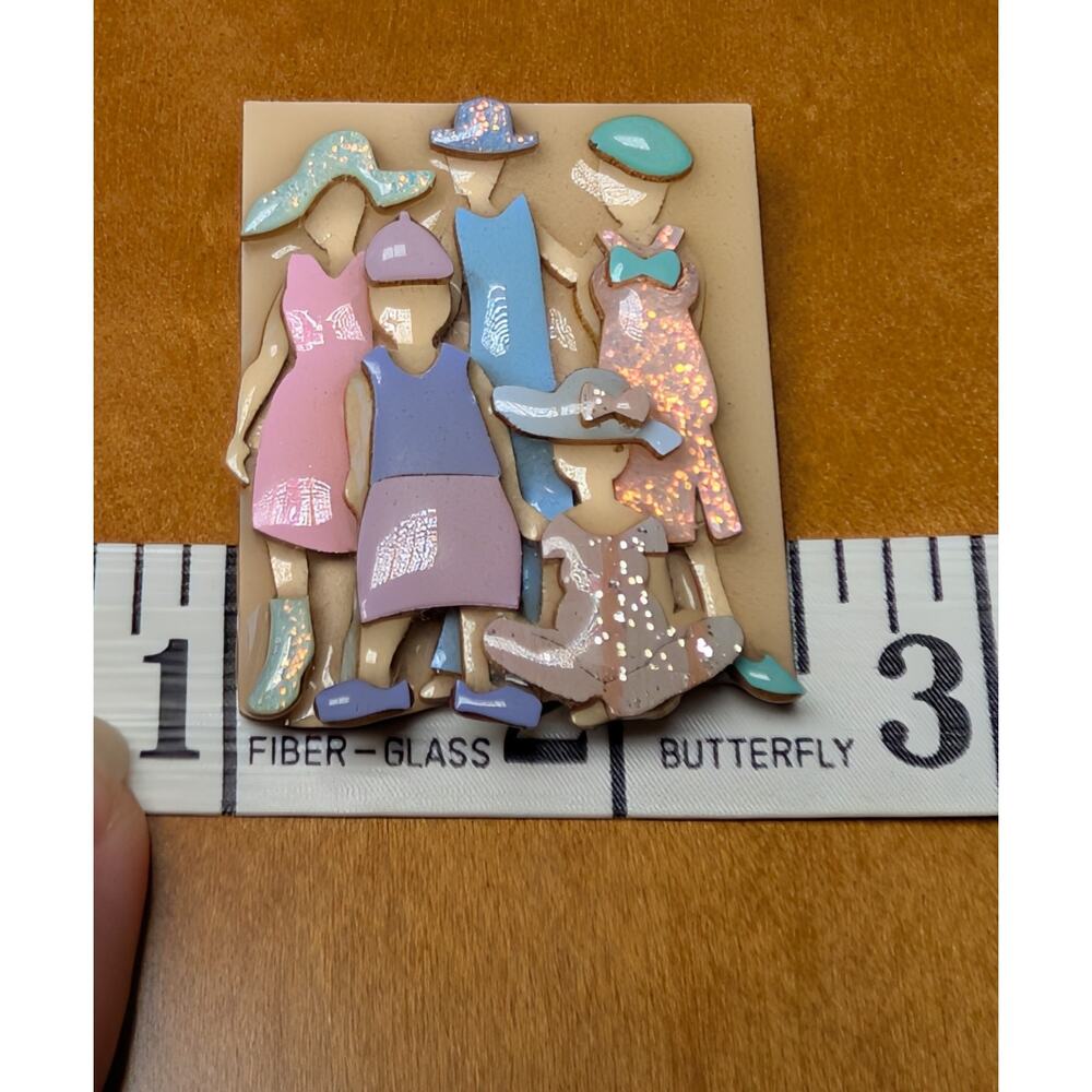 Vtg Designs By Lucinda Pin Brooch Family Portrait 1.5x2" Beige Pastels Folk Art - Picture 3 of 4